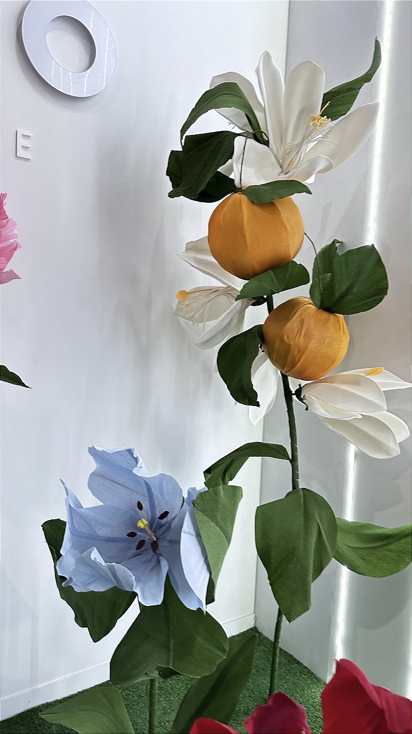 Détail de la texture épaisse du papier crépon italien premium sur les pétales