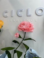 Influenceuse photographiant le décor floral de Ciclo Fragrance