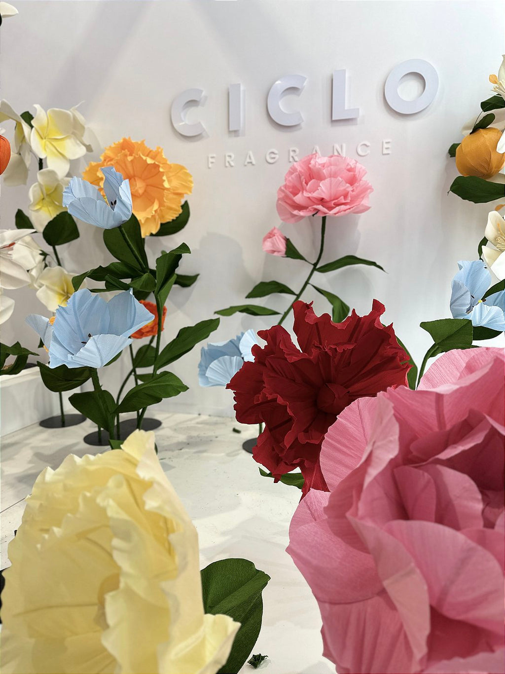 Fleur géante en tons rosés - détail de finition manuelle
