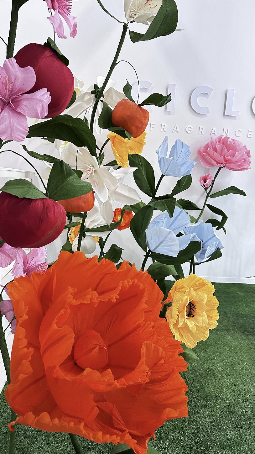 Jardinière avec fleurs et fruits tridimensionnels - identité olfactive de la marque