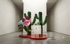 Scénographie pop art avec fleurs géantes sur piédestaux - lancement Brastemp Rétro
