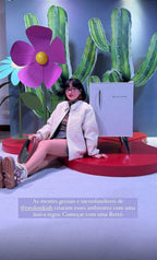 Vue générale du stand de lancement avec jardin sculptural pop art