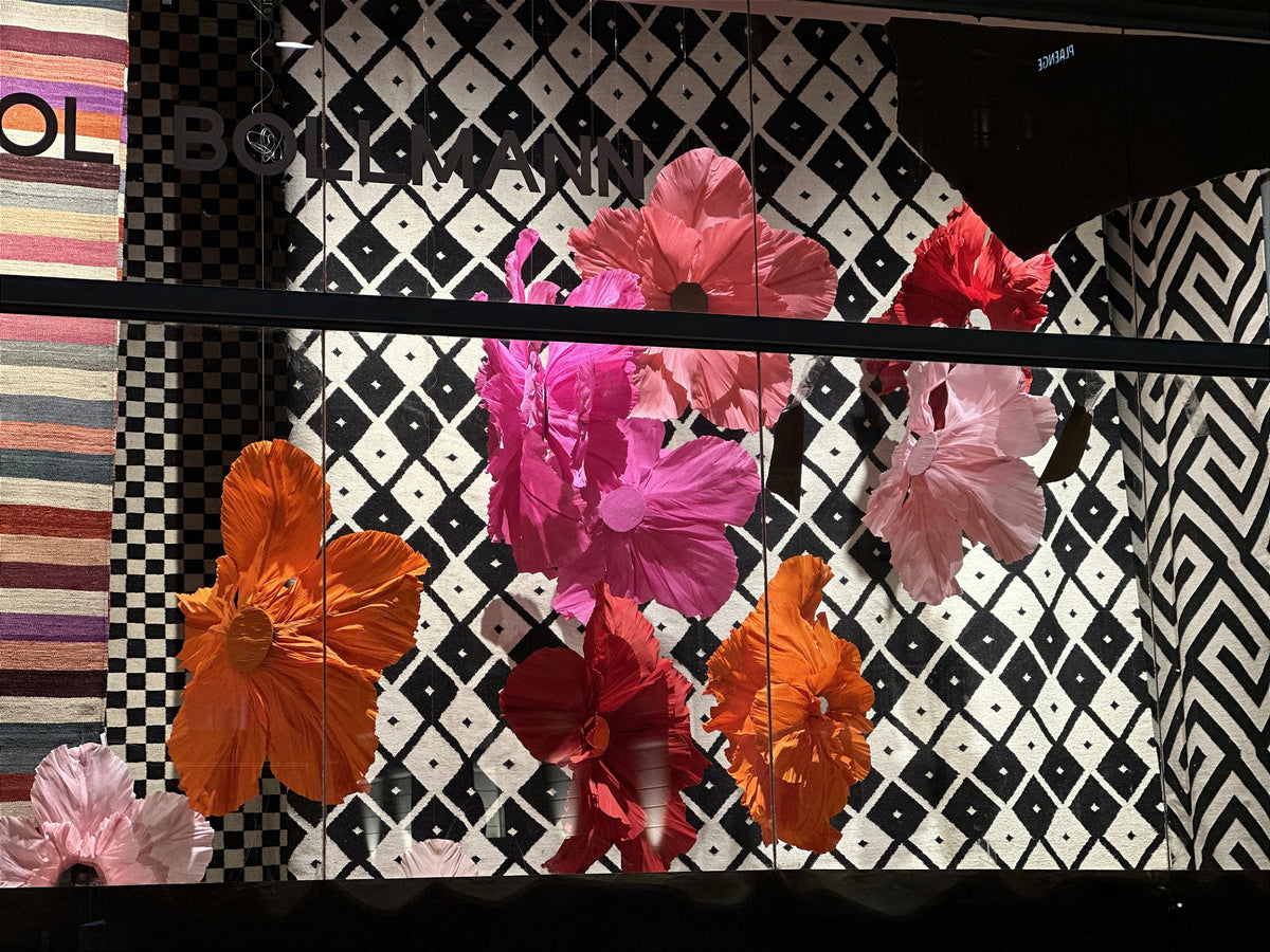 Giant Italian crepe paper flower in magenta - close-up of the mirrored center