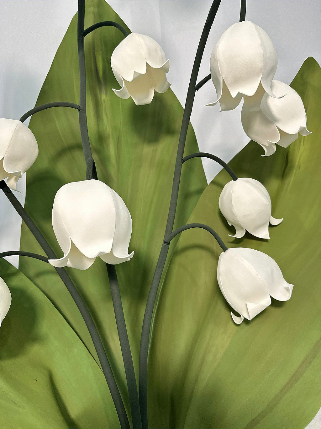 Détail de la clochette sculptée à la main du muguet géant en mousse EVA