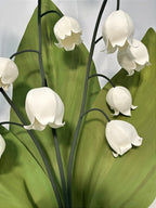 Détail de la clochette sculptée à la main du muguet géant en mousse EVA