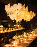 Lustre de fleurs géantes en papier crépon italien, dans une décoration de mariage