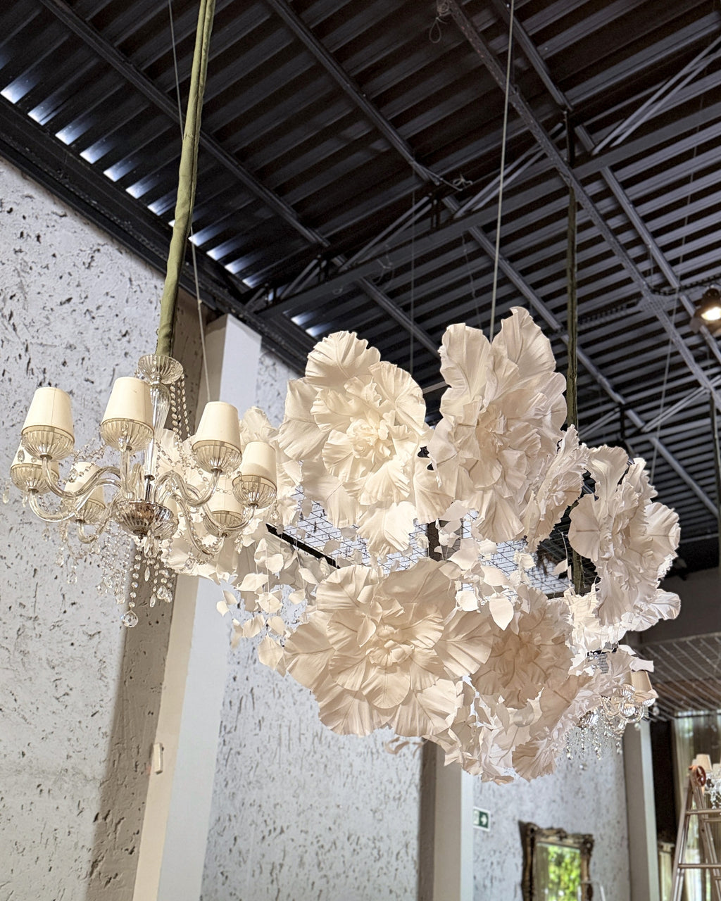 Lustre de fleurs géantes en papier crépon italien, vue de côté