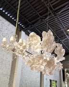 Lustre de fleurs géantes en papier crépon italien, vue de côté