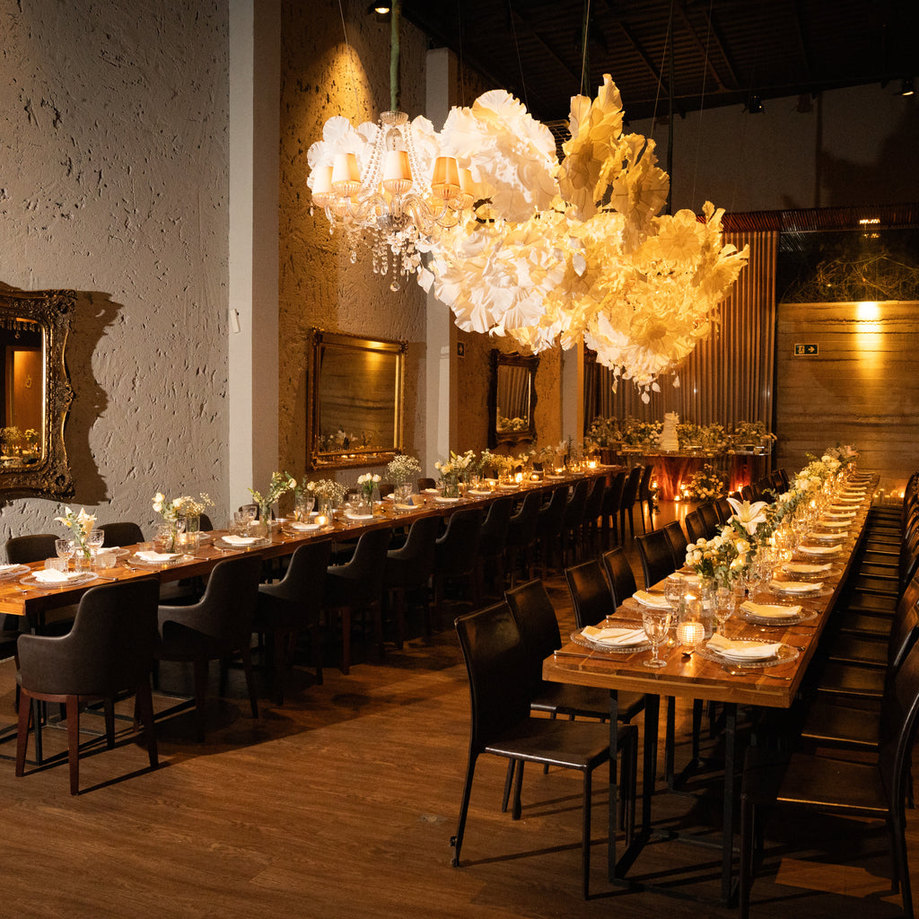 Lustre de fleurs géantes en papier crépon italien, dans la décoration d'une salle