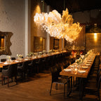 Lustre de fleurs géantes en papier crépon italien, dans la décoration d'une salle