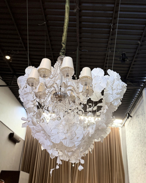 Lustre de flores gigantes de papel crepom italiano, vista de baixo