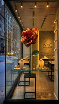 Rosa gigante en papel con hoja de oro en el escaparate de una joyería en Nueva York — vista general
