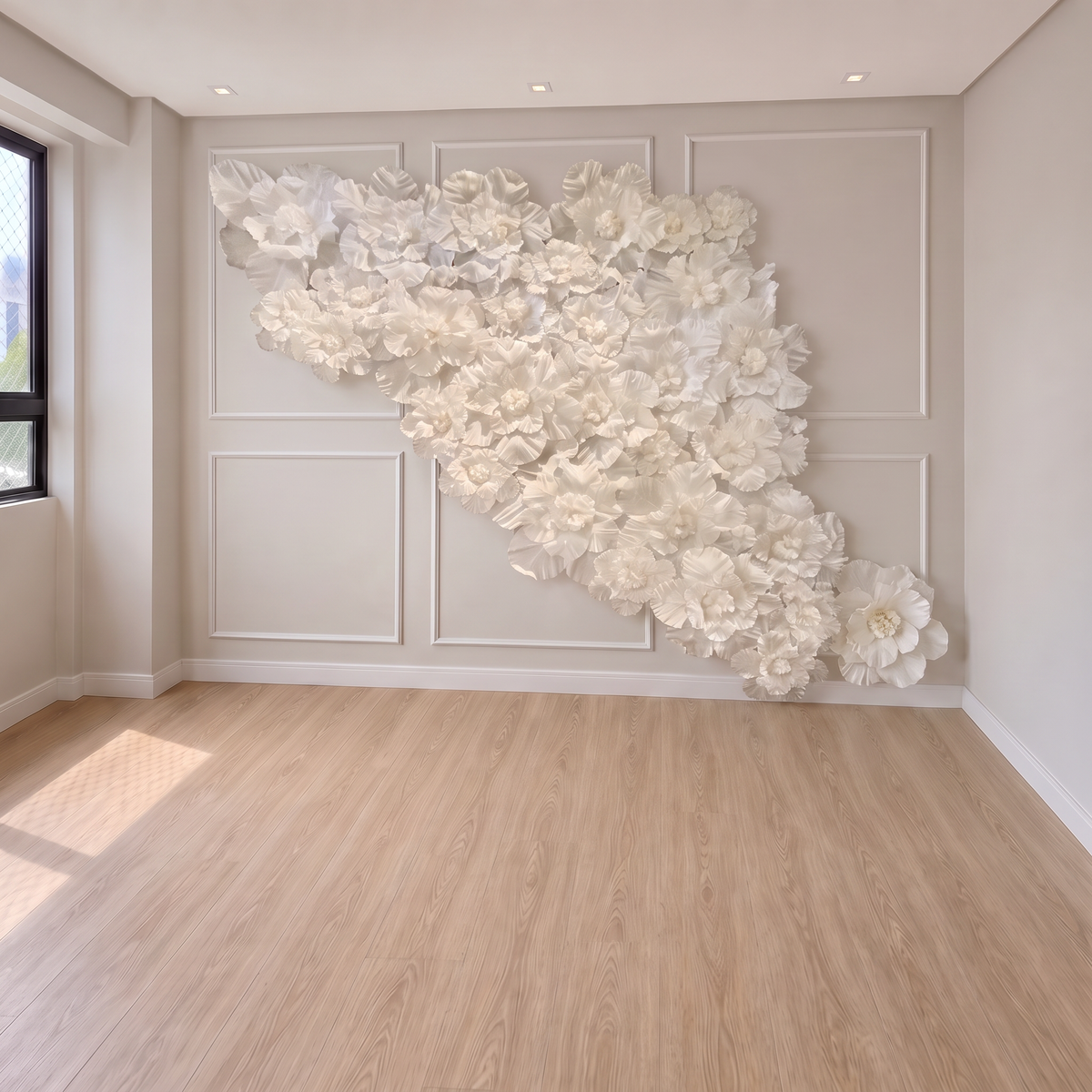 Painel de flores gigantes de papel crepom marfim, na decoração de um ambiente