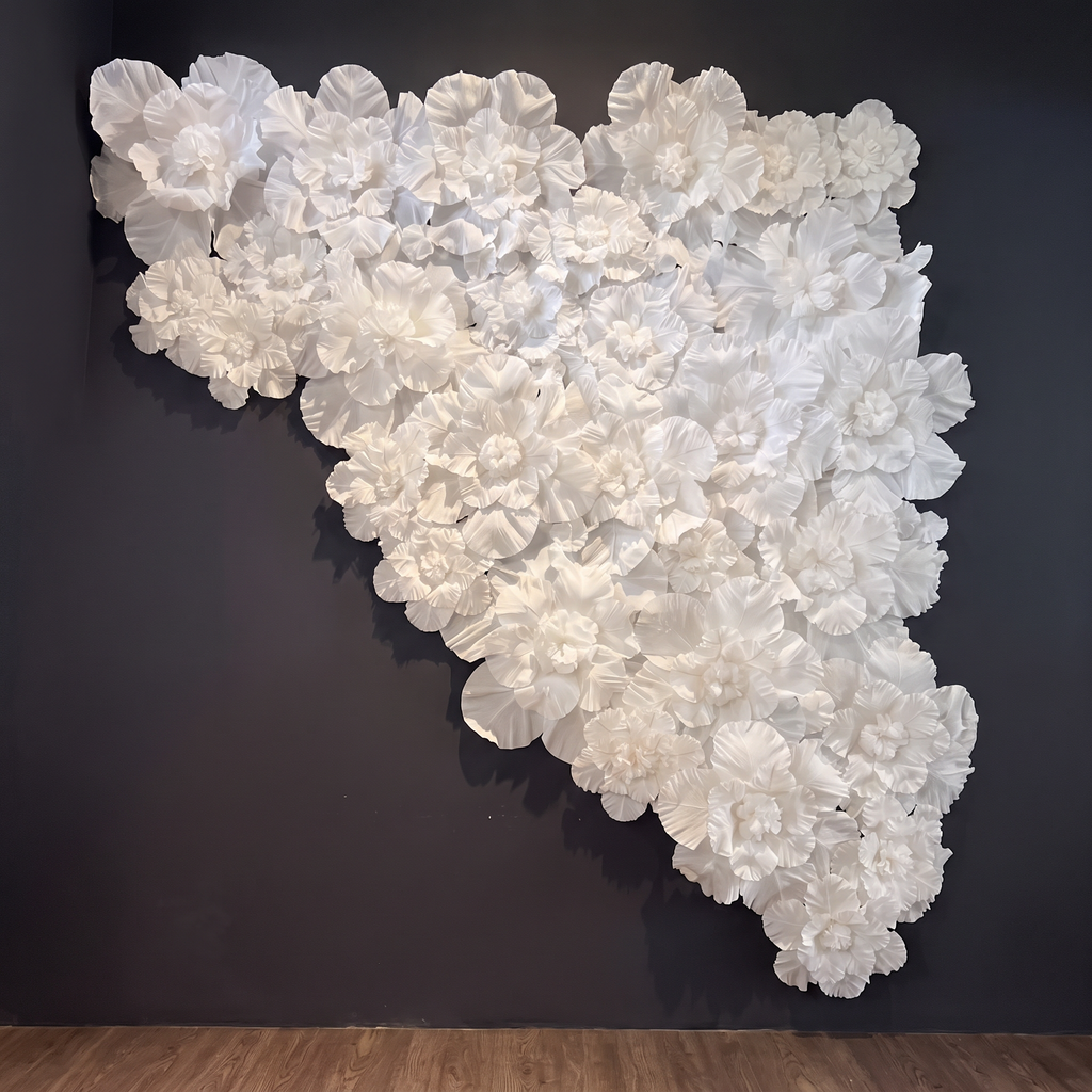 Pared de flores gigantes de papel crepé marfil, en la decoración de una boda