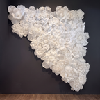 Pared de flores gigantes de papel crepé marfil, en la decoración de una boda