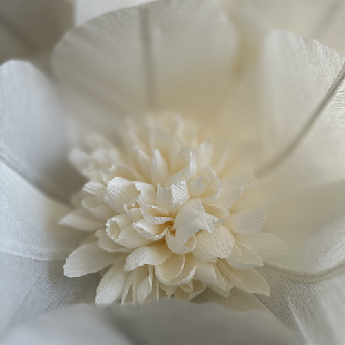 Painel de flores gigantes de papel crepom marfim, detalhe do miolo