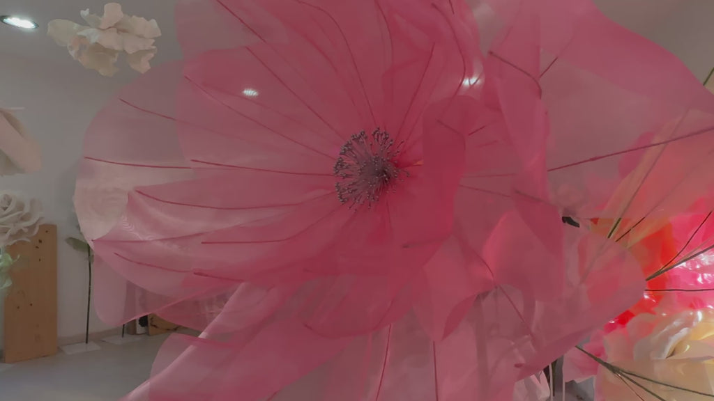 Vídeo: Flor de organza gigante clássica rosa, detalhe do miolo