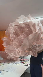 Vídeo: Rosa gigante de organza rosê, nos bastidores