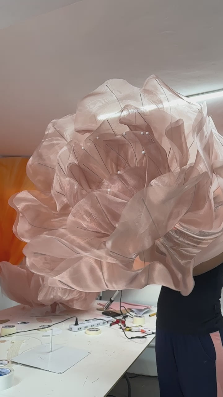 Vídeo: Rosa gigante de organza rosê, nos bastidores