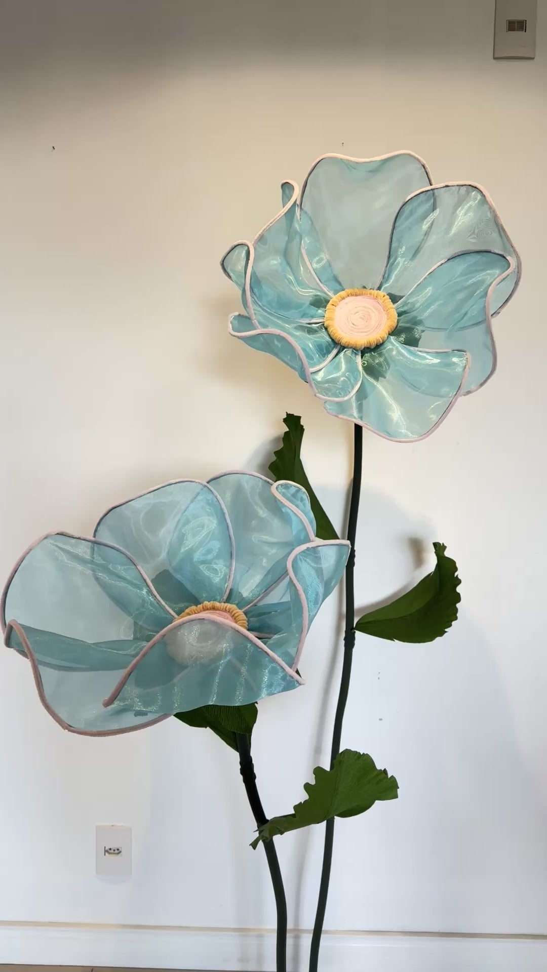 Vídeo: Flores gigantes de organza azuis