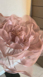 Vídeo da flor de organza grande rosa em pedestal