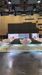 Vídeo: Flores gigantes de organza suspensas, durante a montagem